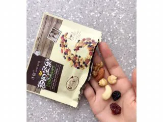 三文鱼鸡胸牛油果沙拉,随意撒些坚果果干，我比较喜欢用颜色干净口味香甜的腰果，还有色彩鲜艳酸酸甜甜的蓝莓干和蔓越莓干。 忽略小胖手...