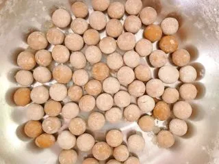 网红爆浆珍珠蛋糕,搓成小珍珠,再裹上一层木薯粉防粘。面团很容易风干,如果搓的时候总是开裂,可以在手上沾点水