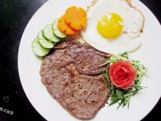 黑胡椒牛排，自制简单西餐,摆上荷包蛋和胡萝卜片黄瓜片当做装饰