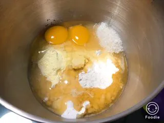 南瓜喜饼+芝麻核桃味,南瓜泥、发酵粉留着，其余材料全部放入厨师机内。