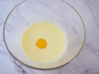 酸奶蛋糕(黄油版),加入蛋黄,注意一次一个蛋黄,搅拌均匀后再加入另一个蛋黄继续搅拌均匀