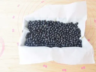 红枣派（雪燕五红丸）,派皮上铺上油纸，放上烤石，没有的话就跟我一样放入黑豆或者其它的豆类，防止烤的时间突起