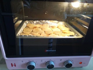 香辣孜然土豆片烤箱版,放入烤箱200度烤20分钟