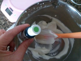 圣诞杯子蛋糕,分一部分白色奶油出来,再加两滴绿色色素拌均匀。