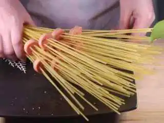 教你一个拌面的新吃法，口感爽滑劲道,将弄好的火腿意面装盘备用。