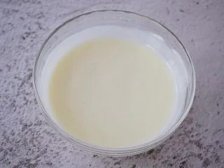 4寸KT猫抹茶慕斯蛋糕,搅拌均匀备用