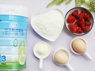 酸甜可口的草莓脆米粉球,准备食材：①米粉200g  ② 鸡蛋2个 ③澳优淳璀婴幼儿奶粉2勺 ④草莓脆10个。