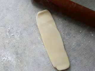 中式点心~玫瑰酥,十份全部卷好松弛十分钟。