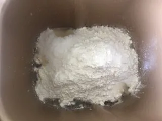 佛系养生黑芝麻辫子面包,第四步:加入糖,盐,注意对角放不能碰到