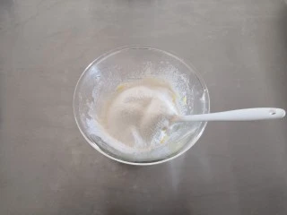 苹果奶酥小挞,筛入低筋面粉。