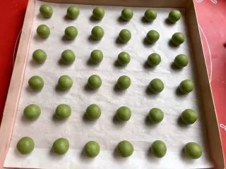法式抹茶莎布雷酥球,把面团平分成36个小球,基本是6克一个。