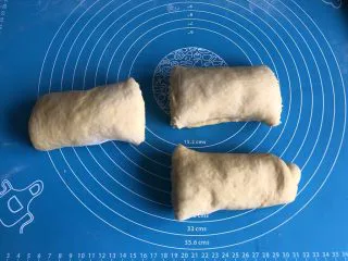 南瓜椰蓉面包,平均切成三分