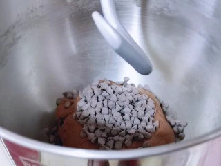 懒人必做~巧克力贝果,加入耐高温巧克力,继续1档揉2分钟,立即停止。