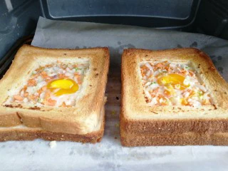 快手早餐&吐司鸡蛋烤火腿&小米粥,时间到，烤好了。