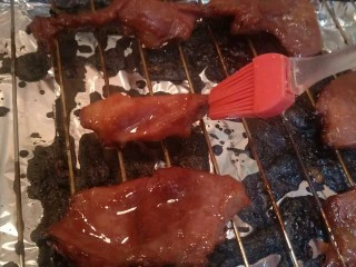 #猪里脊#绝世好叉烧-港式叉烧,20分钟后刷上叉烧酱,在刷上一层蜂蜜。