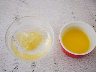 黑芝麻慕斯蛋糕,吉利丁片用凉水泡软备用,黄油隔水融化备用