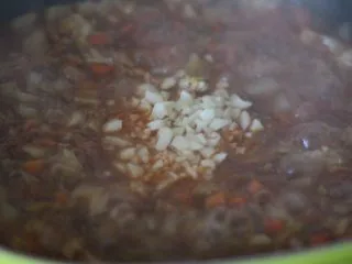俄罗斯经典罗宋汤,焖煮15分钟左右加蒜末。