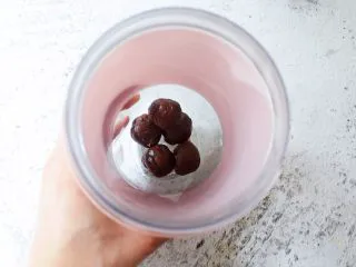 红枣派（雪燕五红丸）,利用派皮在烤的时间来做内馅，把雪燕五红丸放入料理机中