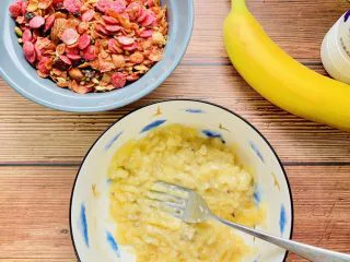 麦片酸奶水果杯,放入碗中用叉子碾成泥。