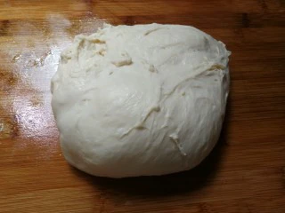 没有鸡蛋的面包,面包机程序剩余1小时50分时候取出面团，放在抹油的砧板上