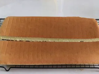 瑞士蛋糕卷之雪融蛋糕,做圣诞应景美食,分割蛋糕,等分可以做2个,我是选择做一个高一点的,就大约4、6分了。