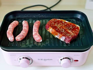 牛排芦笋盖意面,保持中小火煎至。