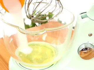 圣诞草莓蛋糕卷,蛋清中加柠檬汁，细砂糖 tips：我这里是用的厨师机打发蛋清，比较快，所以糖一次性加进去的，如果是电动打蛋器打发蛋清，建议大家将糖分三次加入，具体可查看我做过的菠菜蛋糕卷