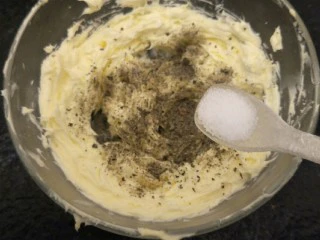 蒜香香肠热狗面包,再加入少许黑胡椒和两克的盐。