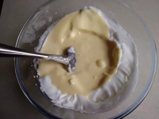 圣诞树根蛋糕,再倒回剩余的蛋白霜里,用同样的手法拌匀