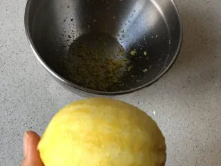 柠檬味小蛋糕,白色部分很苦的不要 