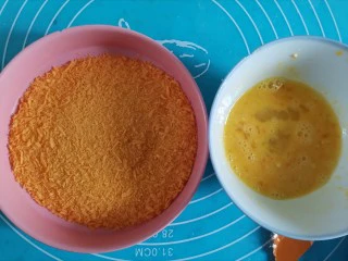 脆皮山药奶酪棒～健脾养胃还补钙,准备面包糠和蛋液