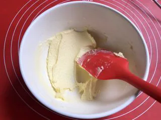 法式抹茶莎布雷酥球,不用打发,用刮刀碾拌均匀。