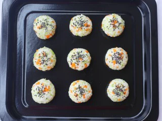 西兰花肉松芝士饭团,顶部撒上黑芝麻。