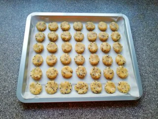 芝麻核桃一口酥,依次做好剩下的一口酥,码入烤盘。