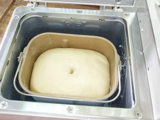 椰蓉奶油面包,将其发酵至2.5倍的,用手搓个小孔,不会回缩