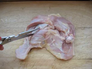 葡国鸡饭：在家复制香浓馥郁的异域美食,鸡腿洗净，用厨房剪刀沿着骨头剪开。