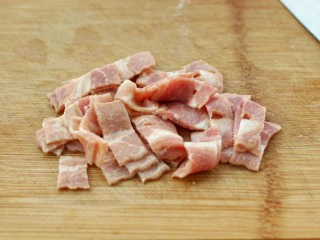 奶油蘑菇培根意面,培根切成小片