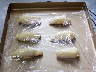 脆皮肠小面包,用保鲜膜盖住醒发20分钟左右；