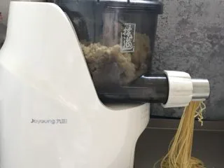 自制意大利面条,几分钟后，面条就做好了。