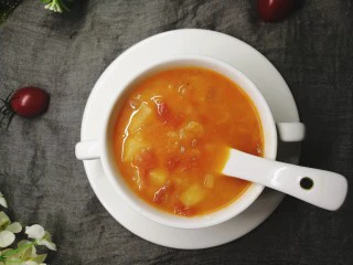 四季都宜的西红柿土豆浓汤,我还会偶尔把它熬的特别浓稠,用来当面条的卤