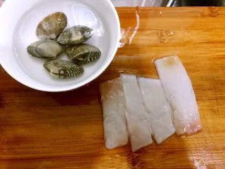 冬阴功海鲜汤or火锅,花甲吐去泥沙,鱿鱼改花刀