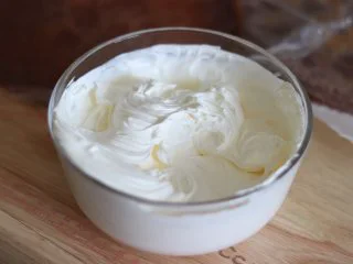 巧克力毛巾卷,奶油加入70%-80%的糖打发到比较硬的状态。