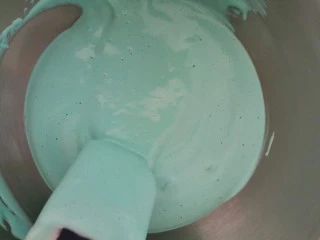 卡通圆环戚风蛋糕,留出一点点白色,加入需要的色素