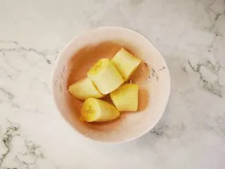 饺子皮香蕉派,香蕉切块