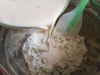 香葱苏打饼干,再倒入牛奶和酵母的混合物