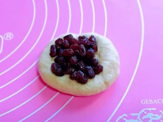 超级松软零失败的全麦蜜豆小餐包,取一块面团,用擀面杖擀开,加入蜜豆馅,如包包子的手法包起来,收口捏紧。