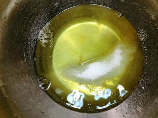 奶油奶酪戚风,蛋清蛋黄分离(一般我做蛋糕的时候第一步就是把蛋清蛋黄分离好备用)