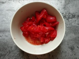 馅料足足的超级至尊匹萨,番茄去皮切丁