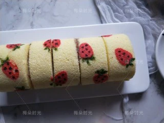 草莓彩绘蛋糕卷,吃的时候切成等宽的小段。
