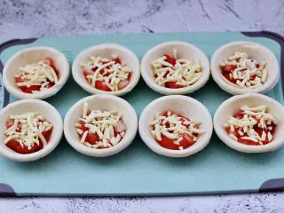 草莓芝士酥～蛋挞皮版,草莓上面撒上芝士碎。